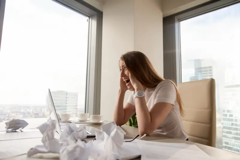 Fin de journée devant une pile de documents.